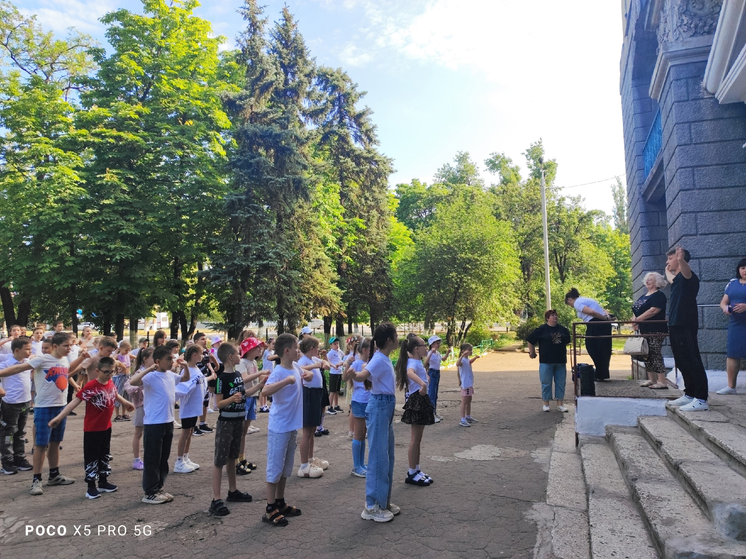 Зарядка в пришкольном лагере &amp;quot;Мечта&amp;quot;.